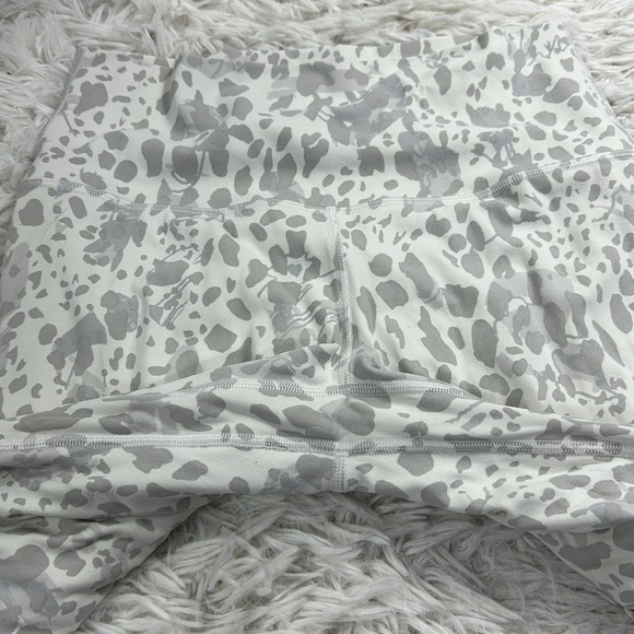 Lululemon Align High-Rise Crop 17" Cheetah Camo Antique White Multi - Picture 2 of 4